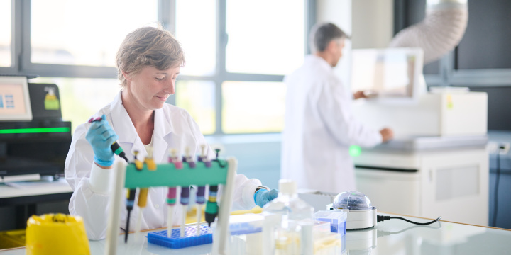 The loading of Illumina flowcells with DNA/RNA sample libraries for NGS sequencing at Seqalis
